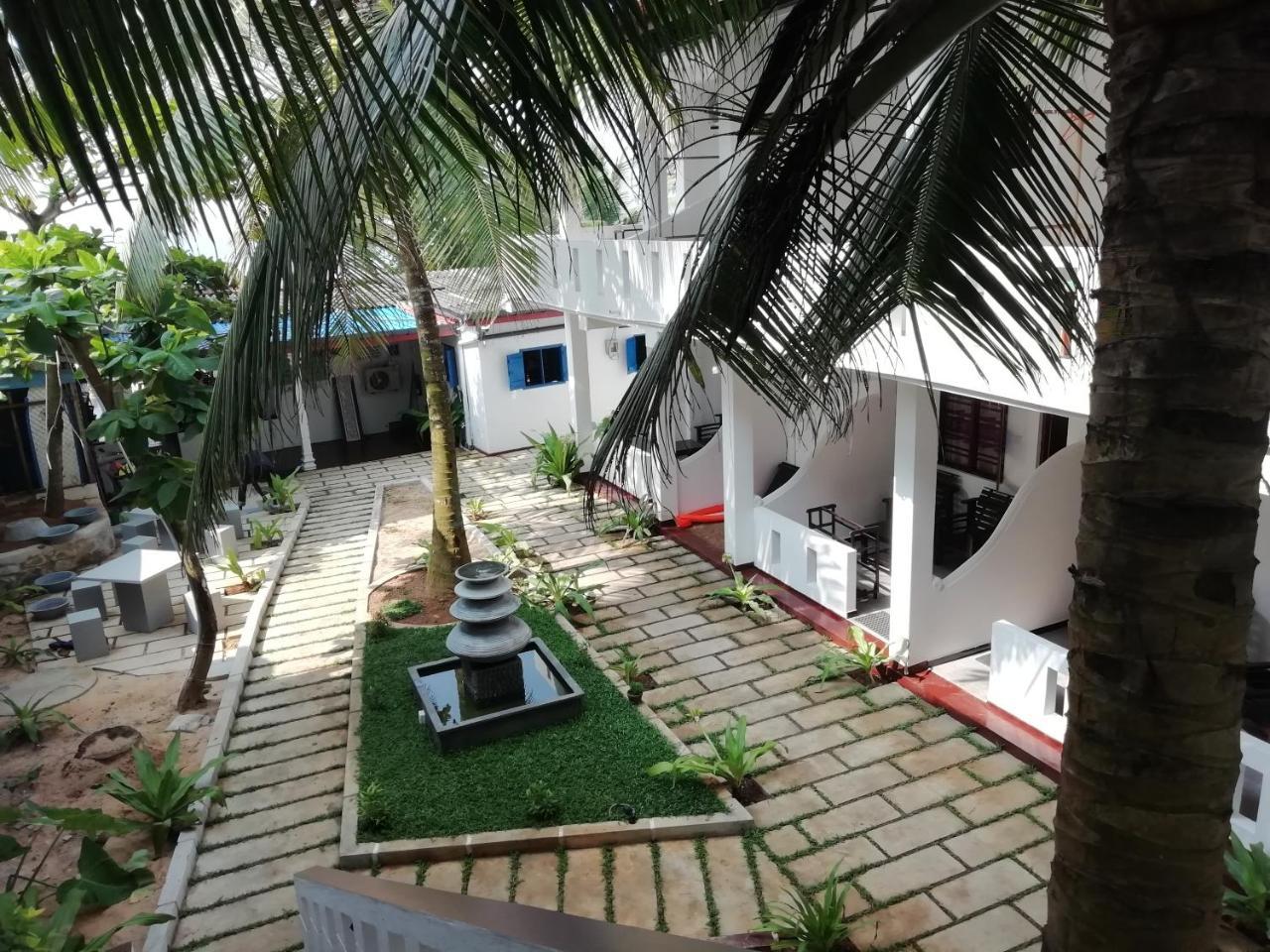 Hotel Universal Beach Hikkaduwa Buitenkant foto